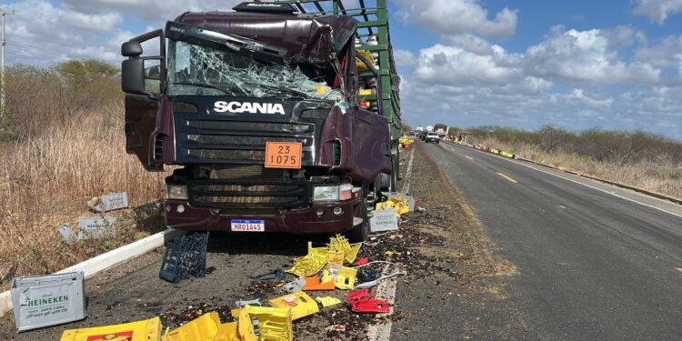 Carga de cerveja tomba e atinge carreta que transportava gás