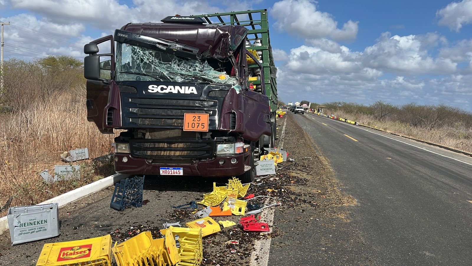 Carga de cerveja tomba e atinge carreta que transportava gás