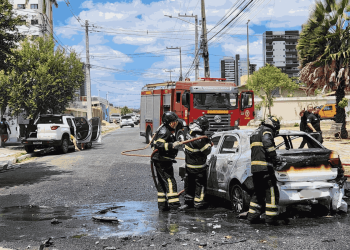 Carro pega fogo após colisão em cruzamento no bairro Nova Betânia