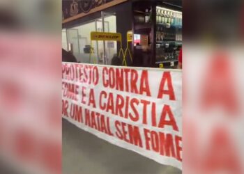 Membros de movimento social invadem supermercado em Natal