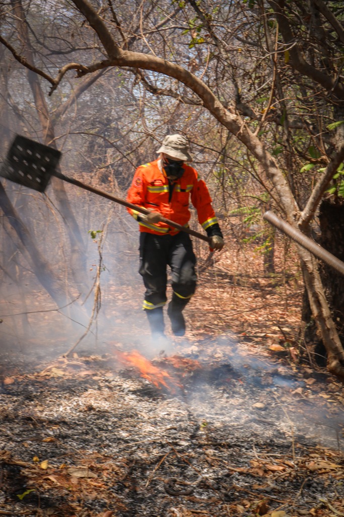 Incêndio de grandes proporções atinge área rural de Apodi e mobiliza bombeiros por seis horas