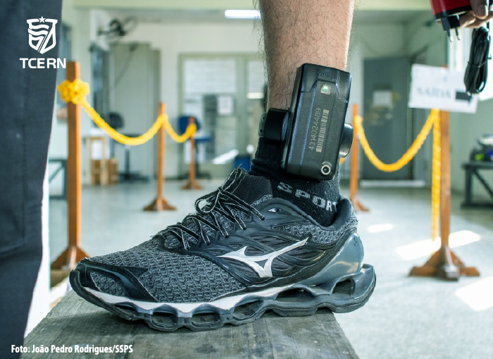 TCE suspende pregão de tornozeleiras, mas monitoramento segue sem interrupção, afirma Seap