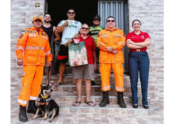 Corpo de Bombeiros visita Seu Dedé da Bodega e faz homenagem