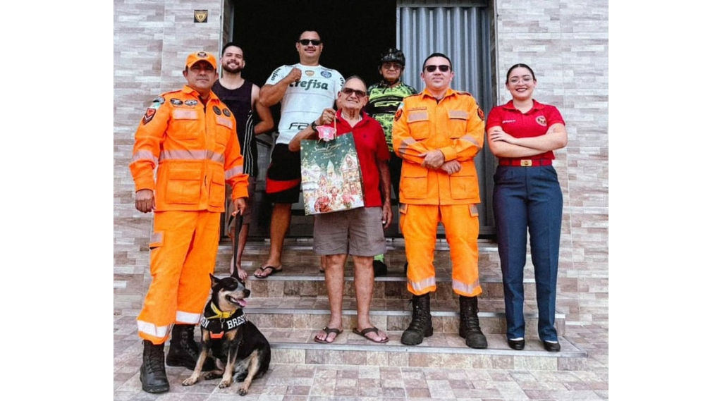 Corpo de Bombeiros visita Seu Dedé da Bodega e faz homenagem