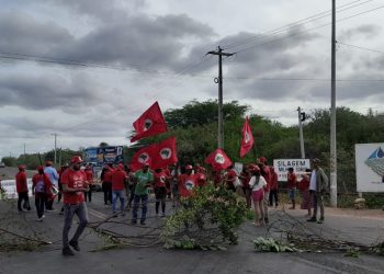 MST bloqueia RN-118 em protesto por regularização de acampamento no Vale do Açu