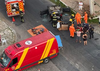 Motorista fica preso às ferragens após capotamento em Mossoró