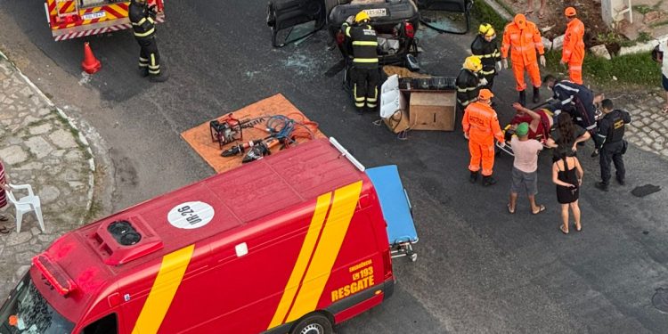 Motorista fica preso às ferragens após capotamento em Mossoró