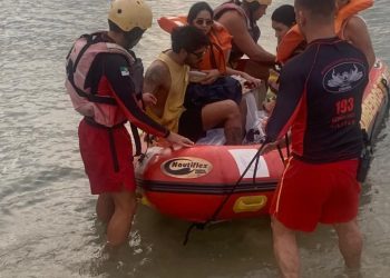 Bombeiros resgatam 18 pessoas após princípio de incêndio em embarcação turística em Natal