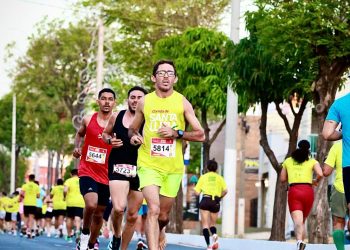 De pés descalços, Luciano Oliveira vence a Corrida de Santa Luzia