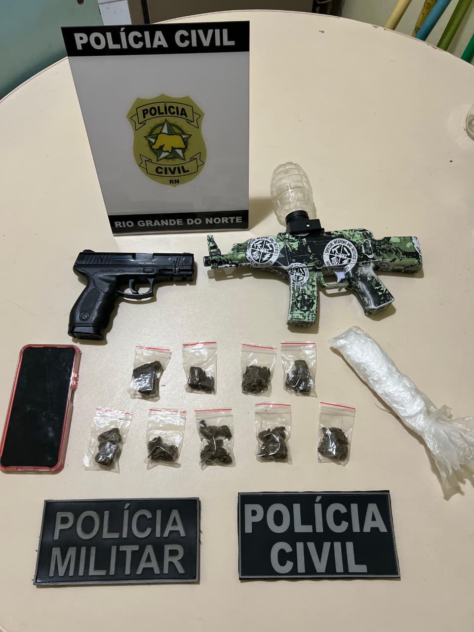 Polícias Civil e Militar prendem homem em flagrante por tráfico de drogas em Tibau