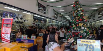 Véspera de Natal: comércio segue aberto até as 18h; manhã foi de intensa movimentação