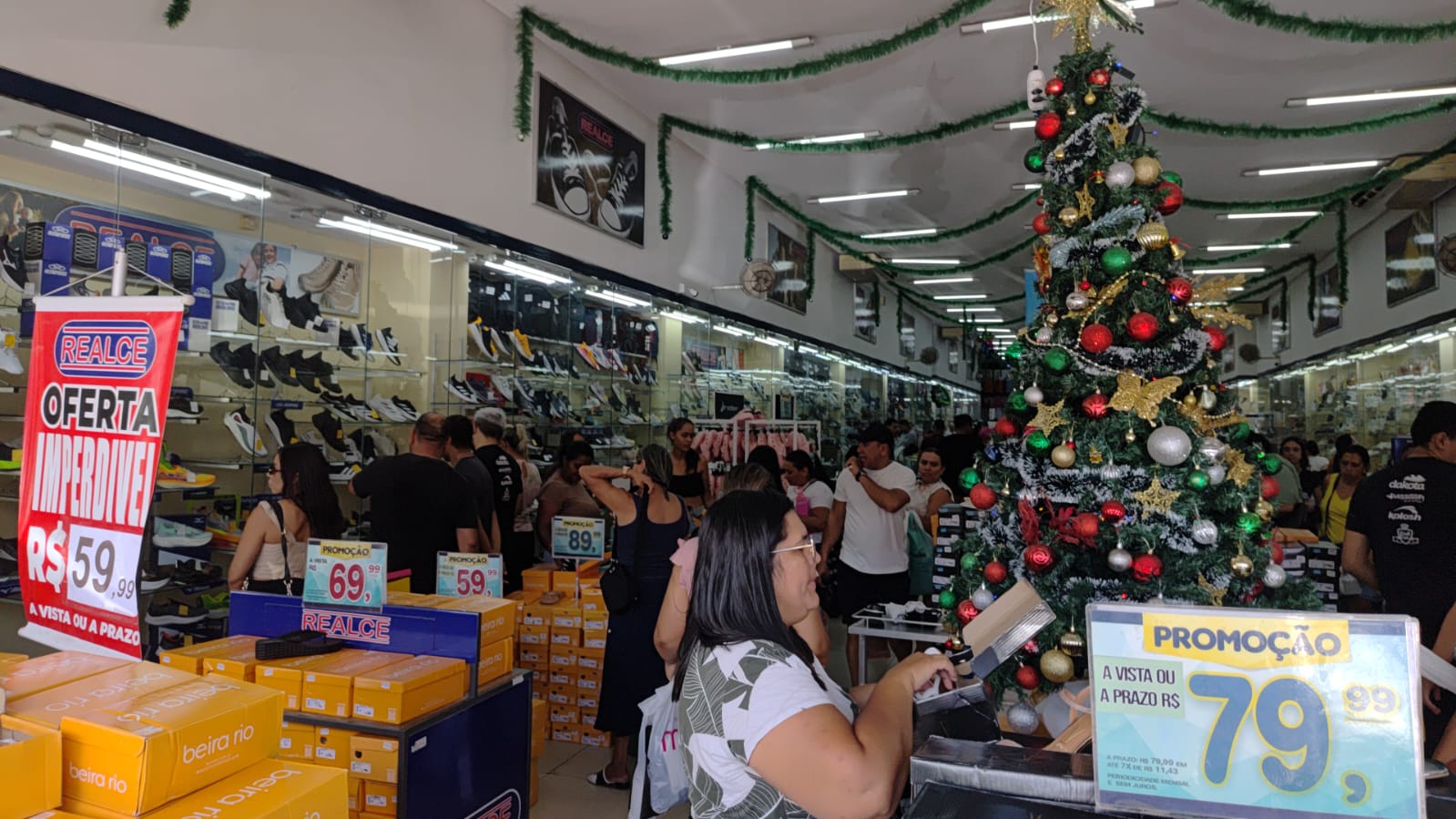 Véspera de Natal: comércio segue aberto até as 18h; manhã foi de intensa movimentação