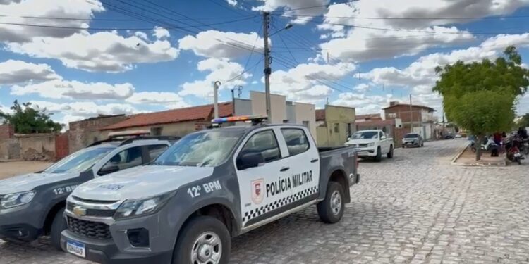 Jovem de 23 anos é morto a tiros enquanto almoçava com a família em Caraúbas