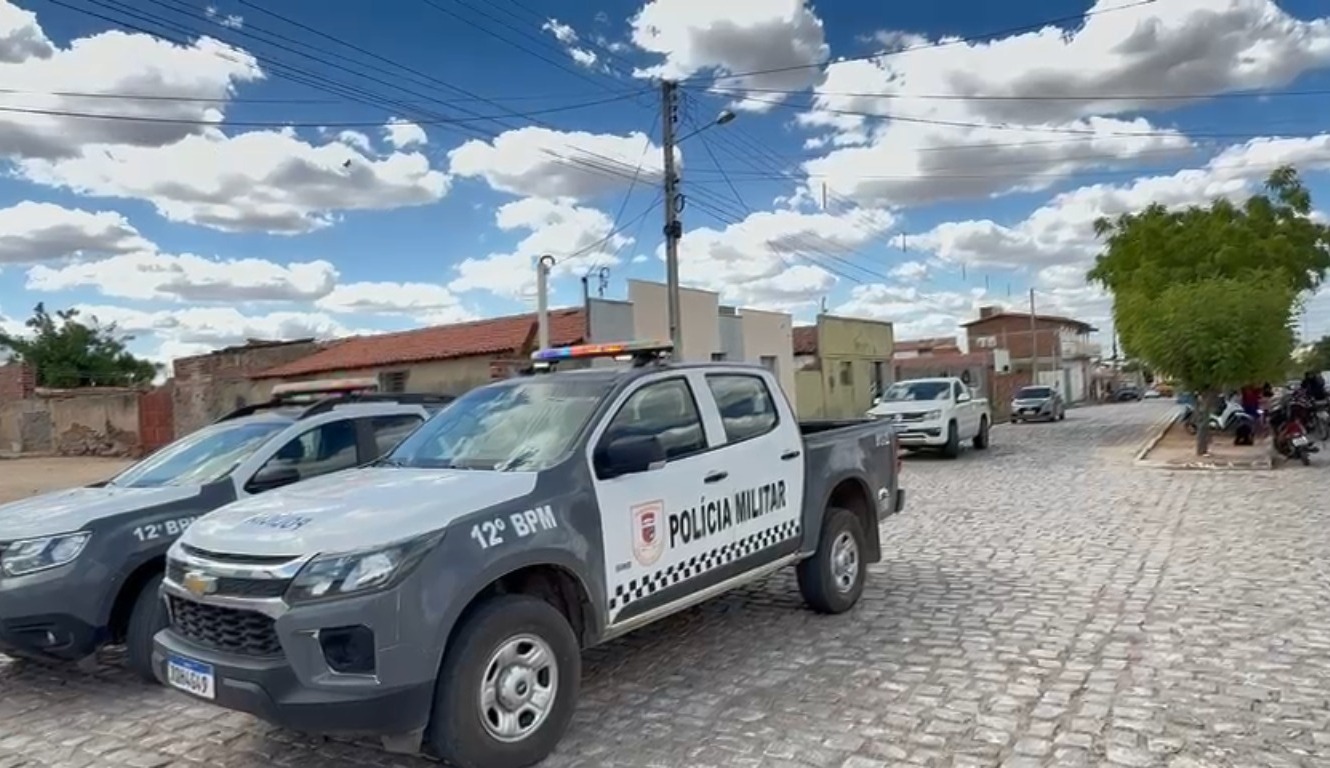 Jovem de 23 anos é morto a tiros enquanto almoçava com a família em Caraúbas