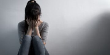 Mãe é presa por aceitar namoro entre filha de 13 anos e homem de 18