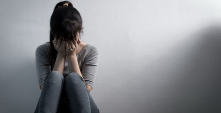 Mãe é presa por aceitar namoro entre filha de 13 anos e homem de 18