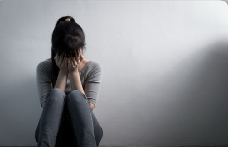 Mãe é presa por aceitar namoro entre filha de 13 anos e homem de 18