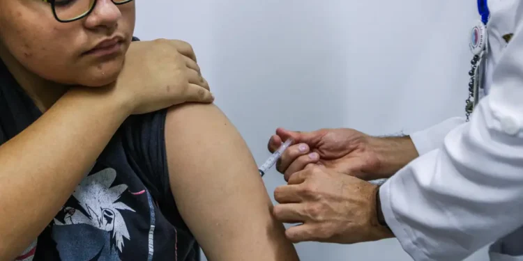 Jovens de 15 a 19 anos podem se vacinar contra HPV até junho de 2026