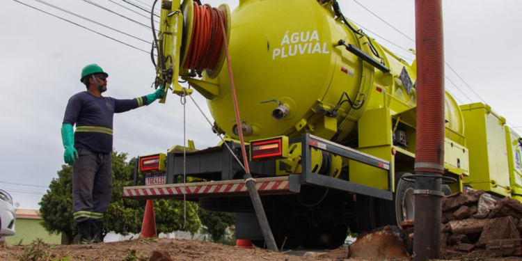 Serviços de limpeza, desobstrução e recuperação de estruturas reduzem riscos no período chuvoso