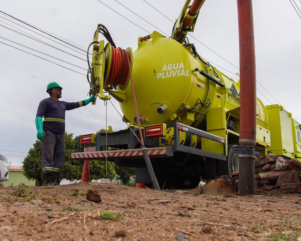 Serviços de limpeza, desobstrução e recuperação de estruturas reduzem riscos no período chuvoso