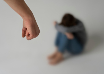 Mulher é presa em flagrante suspeita de agredir a própria filha em Mossoró