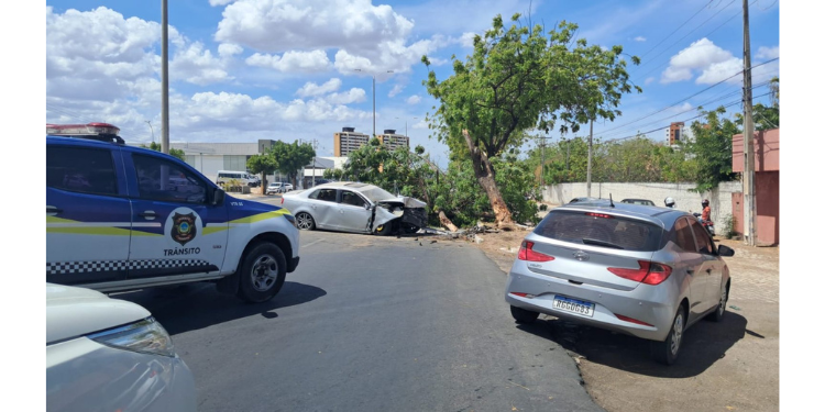 Carro sai da pista e colide com árvore na Avenida Lauro Monte, em Mossoró