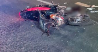 Mulher fica ferida em acidente com moto e caminhão na BR-304, em Mossoró