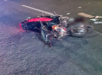 Mulher fica ferida em acidente com moto e caminhão na BR-304, em Mossoró