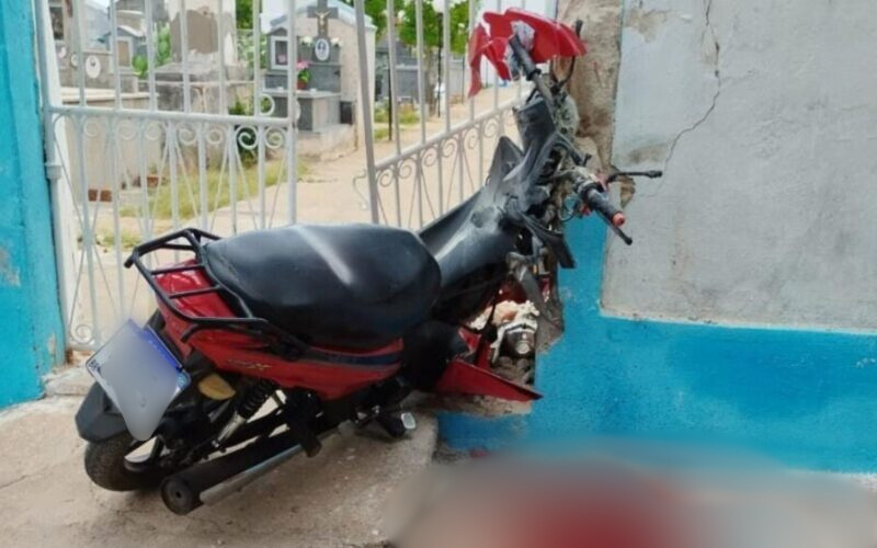 Motociclista morre ao colidir com muro de cemitério em Governador Dix-sept Rosado