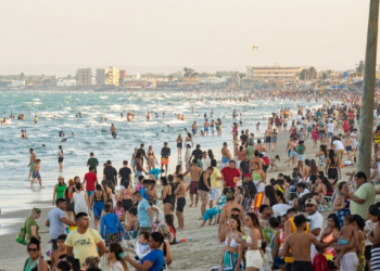 População de Tibau atinge 200 mil no veraneio e gera dificuldades na mobilidade e abastecimento d’água