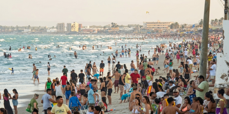 População de Tibau atinge 200 mil no veraneio e gera dificuldades na mobilidade e abastecimento d’água