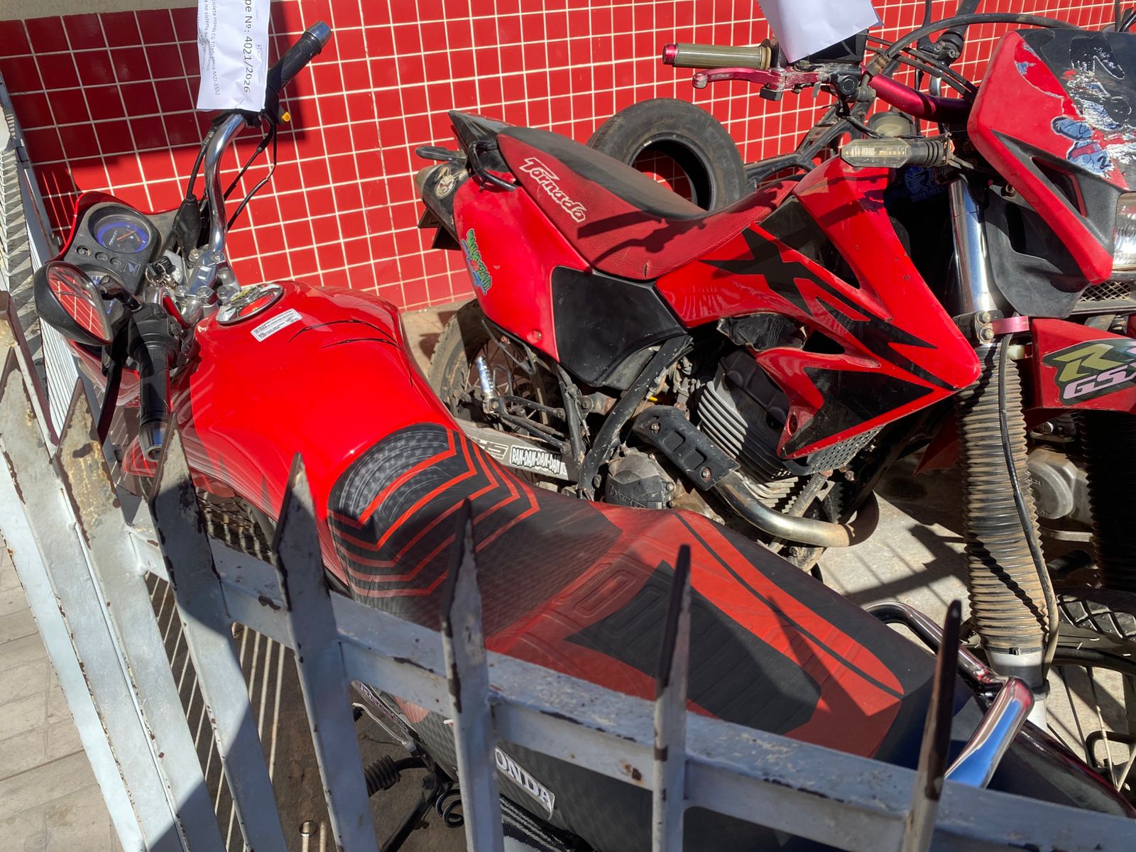 Polícia Militar recupera moto roubada e apreende outra abandonada em Mossoró