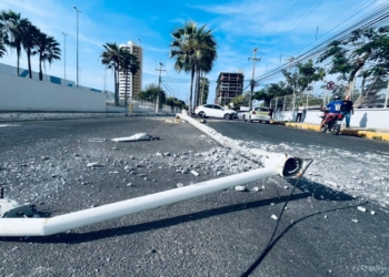 Carro derruba poste em acidente na Avenida Diocesana, em Mossoró