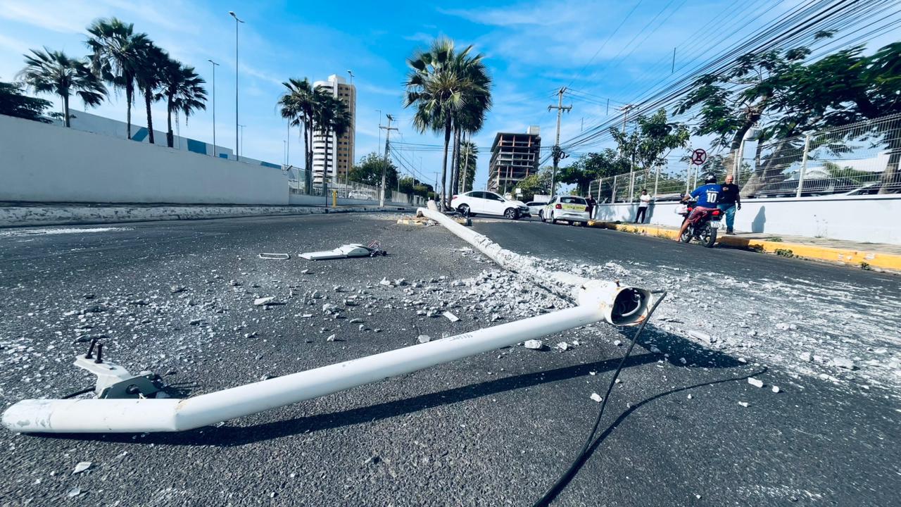 Carro derruba poste em acidente na Avenida Diocesana, em Mossoró