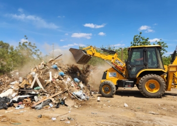 Prefeitura retira mais de 70 toneladas de lixo em terreno na Comunidade do Fio, em Mossoró