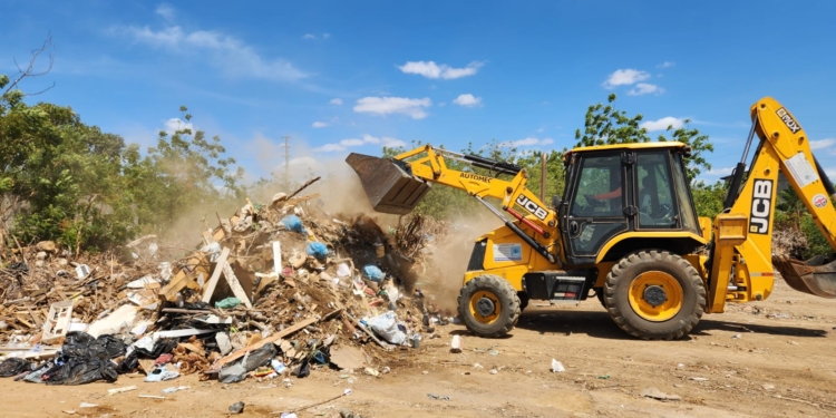 Prefeitura retira mais de 70 toneladas de lixo em terreno na Comunidade do Fio, em Mossoró
