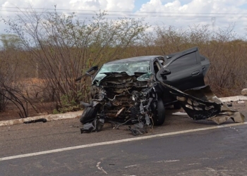 Ocupantes de carro sobrevivem a grave colisão frontal com carreta na BR-304