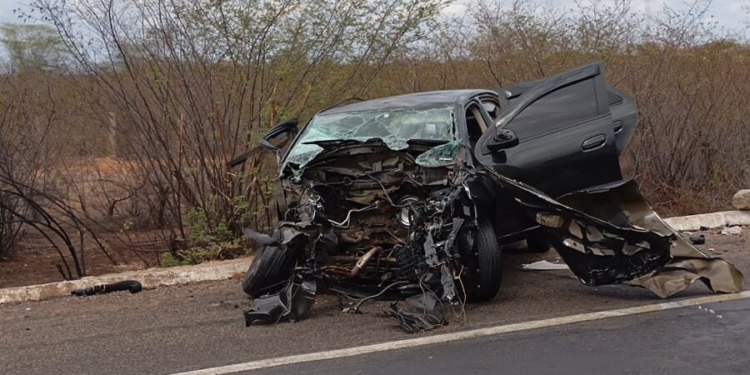 Ocupantes de carro sobrevivem a grave colisão frontal com carreta na BR-304