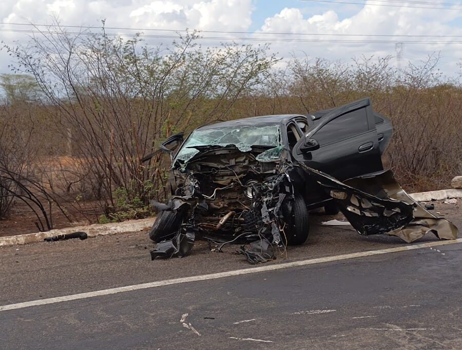 Ocupantes de carro sobrevivem a grave colisão frontal com carreta na BR-304