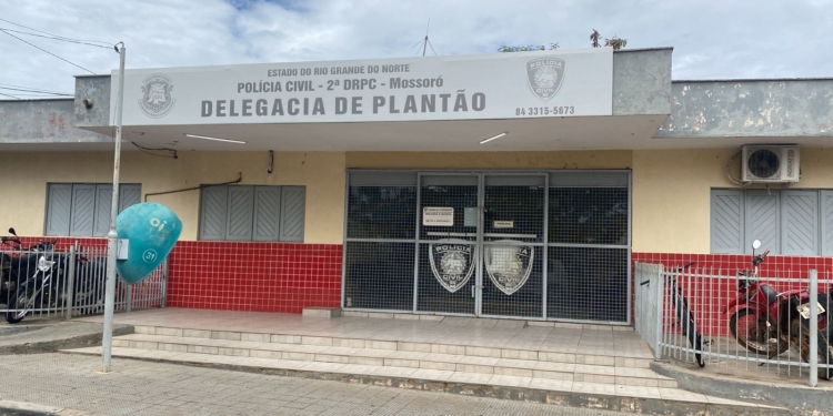 Homem denuncia golpe na compra de botijões de gás e acaba preso por dívida de pensão alimentícia