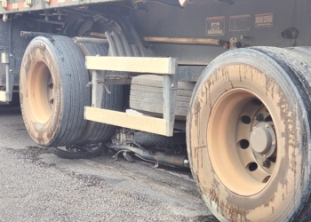 Mulher morre após ser atropelada por carreta em cruzamento no Bairro Bom Jardim