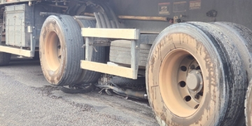 Mulher morre após ser atropelada por carreta em cruzamento no Bairro Bom Jardim