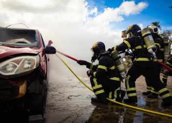 Bombeiros do RN são pioneiros no Brasil a adotar tecnologia específica para incêndios em veículos elétricos