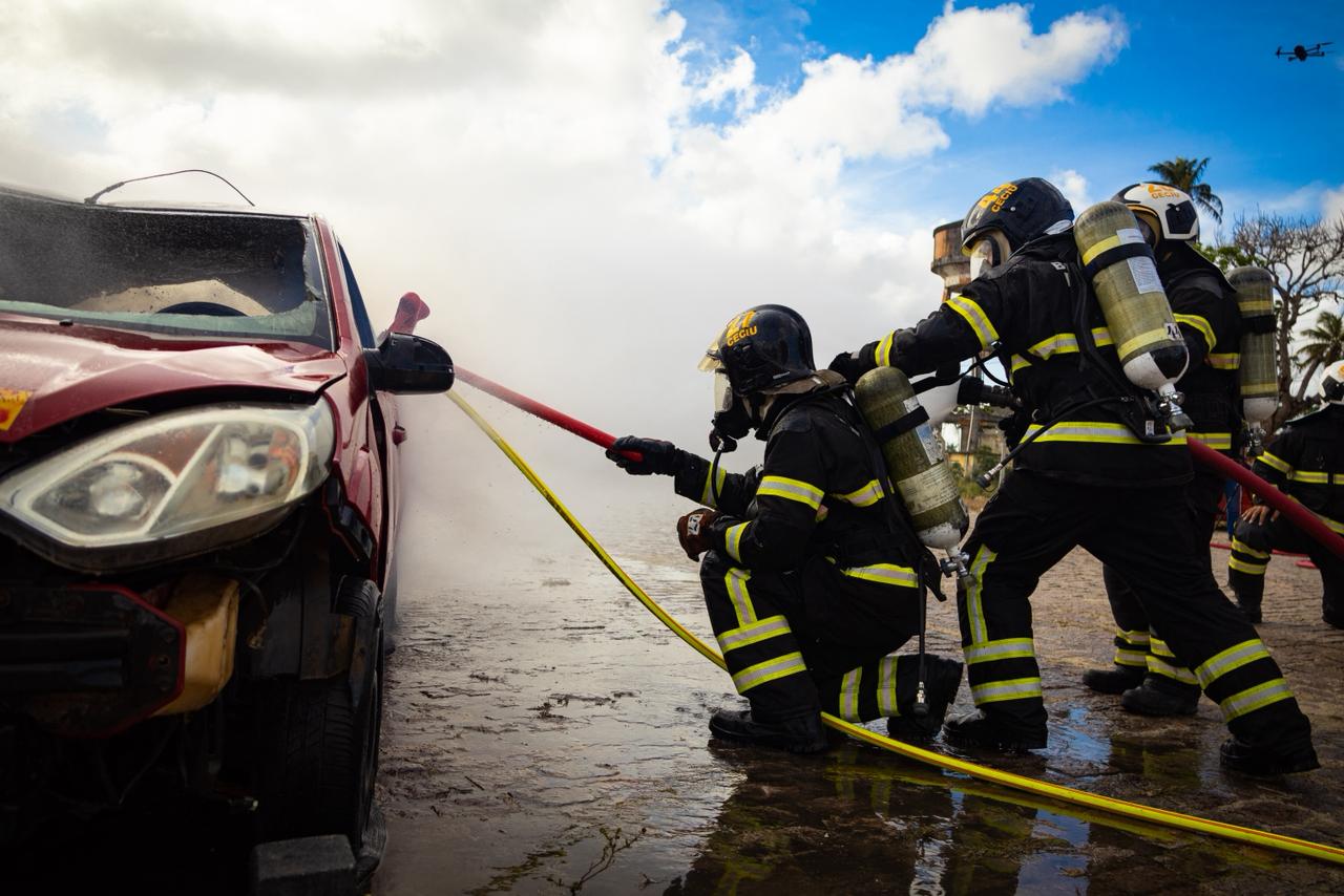 Bombeiros do RN são pioneiros no Brasil a adotar tecnologia específica para incêndios em veículos elétricos