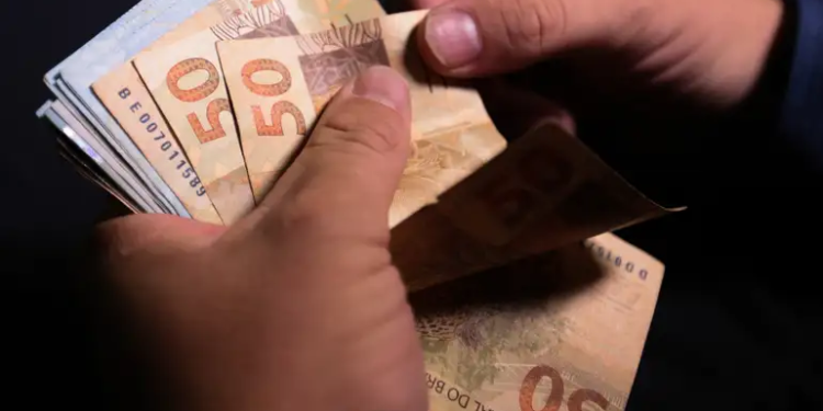 Governo promete concluir pagamento do 13º salário nesta segunda (12)