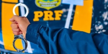 PRF prende homem após perseguição e recupera caminhonete furtada na BR-427, em Caicó