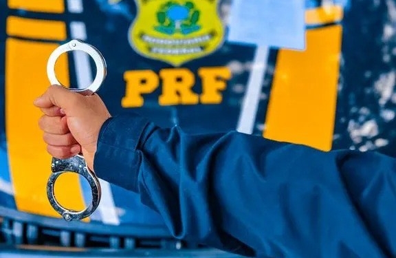 PRF prende homem após perseguição e recupera caminhonete furtada na BR-427, em Caicó