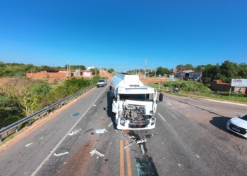 Três caminhões se envolvem em colisão na BR-304, em Assú