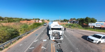 Três caminhões se envolvem em colisão na BR-304, em Assú