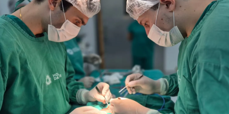 Com 2 dias de vida, recém-nascido de 1,4 kg é submetido a cirurgia neonatal no Hospital da Mulher, em Mossoró